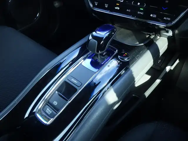 ホンダ ヴェゼル ハイブリッド X ホンダセンシング 千葉県 2016(平28)年 5万km ミスティックグリーンパール ホンダセンシング/●衝突軽減ブレーキ 〈CMBS〉/●歩行者事故低減ステアリング/●ACC 〈アダプティブ・クルーズ・コントロール〉/●LKAS 〈車線維持支援システム〉/●路外逸脱抑制機能/●誤発進抑制機能/●先行車発進お知らせ機能/●標識認識機能/社外ナビ/・CD/DVD/・Bluetooth/・フルセグTV/後席モニター（LZ-900）/ETC/ドライブレコーダー/革巻きステアリング/パドルシフト/電動パーキングブレーキ/ブレーキホールド/LEDヘッドランプ/フォグランプ/オートライト/スマートキー＆プッシュスタート/電動格納ミラー/純正16インチAW/純正フロアマット/ドアバイザー/W/サイド/カーテンエアバッグ