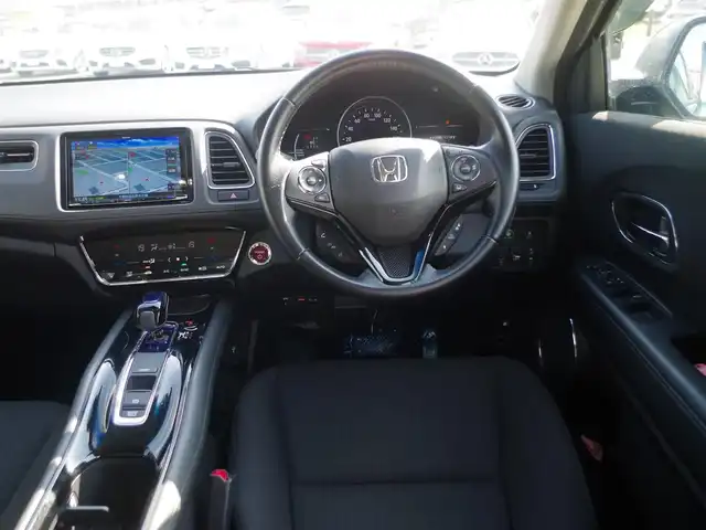 ホンダ ヴェゼル ハイブリッド X ホンダセンシング 千葉県 2016(平28)年 5万km ミスティックグリーンパール ホンダセンシング/●衝突軽減ブレーキ 〈CMBS〉/●歩行者事故低減ステアリング/●ACC 〈アダプティブ・クルーズ・コントロール〉/●LKAS 〈車線維持支援システム〉/●路外逸脱抑制機能/●誤発進抑制機能/●先行車発進お知らせ機能/●標識認識機能/社外ナビ/・CD/DVD/・Bluetooth/・フルセグTV/後席モニター（LZ-900）/ETC/ドライブレコーダー/革巻きステアリング/パドルシフト/電動パーキングブレーキ/ブレーキホールド/LEDヘッドランプ/フォグランプ/オートライト/スマートキー＆プッシュスタート/電動格納ミラー/純正16インチAW/純正フロアマット/ドアバイザー/W/サイド/カーテンエアバッグ