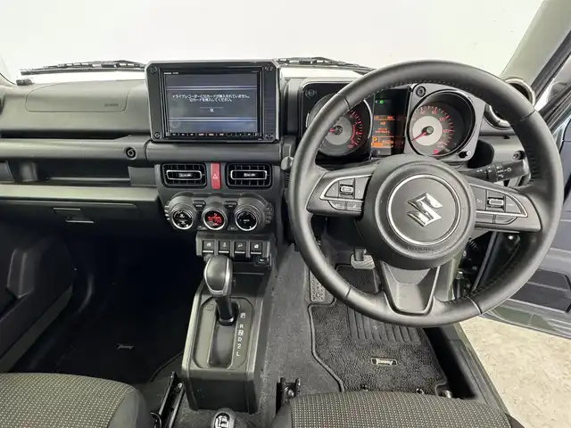 スズキ ジムニー XC 愛知県 2022(令4)年 5万km ジャングルグリーン 4WD/スズキセーフティサポート/　　・デュアルセンサーブレーキサポート/　　・誤発進抑制機能/　　・車線維持支援システム/　　・ふらつき警報機能/　　・ハイビームアシスト/　　・先行車発進お知らせ機能/　　・標識認識機能/クルーズコントロール/ヒルディセントコントロール/純正8インチナビ　　/　　・CD/DVD/BT/フルセグ/バックカメラ/ドライブレコーダー/ホワイトレタータイヤ/ビルトインETC/革巻きステアリング/ステアリングリモコン/シートヒーター（前席）/電動格納ウィンカーミラー/ミラーヒーター/純正LEDヘッドライト/フォグランプ/取扱説明書/保証書