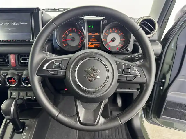 スズキ ジムニー XC 愛知県 2022(令4)年 5万km ジャングルグリーン 4WD/スズキセーフティサポート/　　・デュアルセンサーブレーキサポート/　　・誤発進抑制機能/　　・車線維持支援システム/　　・ふらつき警報機能/　　・ハイビームアシスト/　　・先行車発進お知らせ機能/　　・標識認識機能/クルーズコントロール/ヒルディセントコントロール/純正8インチナビ　　/　　・CD/DVD/BT/フルセグ/バックカメラ/ドライブレコーダー/ホワイトレタータイヤ/ビルトインETC/革巻きステアリング/ステアリングリモコン/シートヒーター（前席）/電動格納ウィンカーミラー/ミラーヒーター/純正LEDヘッドライト/フォグランプ/取扱説明書/保証書