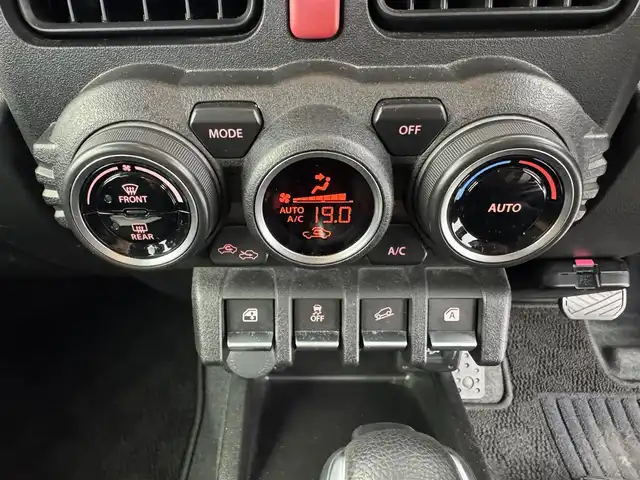 スズキ ジムニー XC 愛知県 2022(令4)年 5万km ジャングルグリーン 4WD/スズキセーフティサポート/　　・デュアルセンサーブレーキサポート/　　・誤発進抑制機能/　　・車線維持支援システム/　　・ふらつき警報機能/　　・ハイビームアシスト/　　・先行車発進お知らせ機能/　　・標識認識機能/クルーズコントロール/ヒルディセントコントロール/純正8インチナビ　　/　　・CD/DVD/BT/フルセグ/バックカメラ/ドライブレコーダー/ホワイトレタータイヤ/ビルトインETC/革巻きステアリング/ステアリングリモコン/シートヒーター（前席）/電動格納ウィンカーミラー/ミラーヒーター/純正LEDヘッドライト/フォグランプ/取扱説明書/保証書