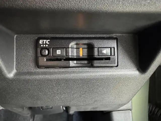 スズキ ジムニー XC 愛知県 2022(令4)年 5万km ジャングルグリーン 4WD/スズキセーフティサポート/　　・デュアルセンサーブレーキサポート/　　・誤発進抑制機能/　　・車線維持支援システム/　　・ふらつき警報機能/　　・ハイビームアシスト/　　・先行車発進お知らせ機能/　　・標識認識機能/クルーズコントロール/ヒルディセントコントロール/純正8インチナビ　　/　　・CD/DVD/BT/フルセグ/バックカメラ/ドライブレコーダー/ホワイトレタータイヤ/ビルトインETC/革巻きステアリング/ステアリングリモコン/シートヒーター（前席）/電動格納ウィンカーミラー/ミラーヒーター/純正LEDヘッドライト/フォグランプ/取扱説明書/保証書