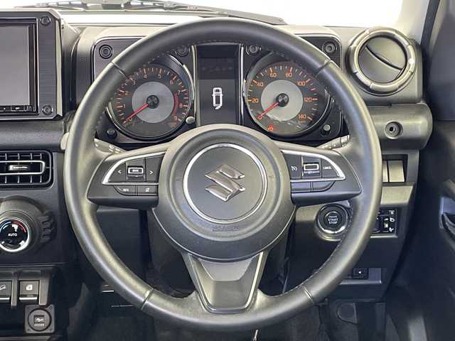 スズキ ジムニー XC 新潟県 2022(令4)年 5万km ジャングルグリーン 4WD/スズキセーフティサポート/　　・デュアルセンサーブレーキサポート/　　・誤発進抑制機能/　　・車線維持支援システム/　　・ふらつき警報機能/　　・ハイビームアシスト/　　・先行車発進お知らせ機能/　　・標識認識機能/クルーズコントロール/ヒルディセントコントロール/純正8インチナビ　　/　　（CD/DVD/BT/フルセグTV）/バックカメラ/ドライブレコーダー/ホワイトレタータイヤ/ビルトインETC/革巻きステアリング/ステアリングリモコン/シートヒーター（前席）/電動格納ウィンカーミラー/ミラーヒーター/純正LEDヘッドライト/フォグランプ/取扱説明書/保証書
