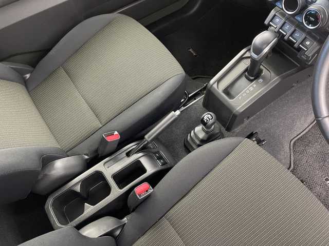 スズキ ジムニー XC 新潟県 2022(令4)年 5万km ジャングルグリーン 4WD/スズキセーフティサポート/　　・デュアルセンサーブレーキサポート/　　・誤発進抑制機能/　　・車線維持支援システム/　　・ふらつき警報機能/　　・ハイビームアシスト/　　・先行車発進お知らせ機能/　　・標識認識機能/クルーズコントロール/ヒルディセントコントロール/純正8インチナビ　　/　　（CD/DVD/BT/フルセグTV）/バックカメラ/ドライブレコーダー/ホワイトレタータイヤ/ビルトインETC/革巻きステアリング/ステアリングリモコン/シートヒーター（前席）/電動格納ウィンカーミラー/ミラーヒーター/純正LEDヘッドライト/フォグランプ/取扱説明書/保証書