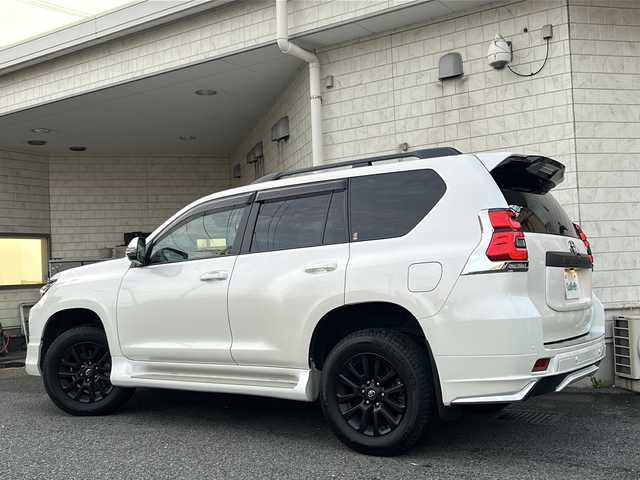 トヨタ ランドクルーザー プラド TX Lパッケージ マットブラED 神奈川県 2023(令5)年 2.4万km ホワイトパールクリスタルシャイン ワンオーナー/サンルーフ/モデリスタエアロ/ルーフレール/純正メーカーナビ【USB/BT/Miracast】/全方位カメラ/デジタルインナーミラー/ミラー一体型前後ドライブレコーダー/トヨタセーフティーセンス/・プリクラッシュセーフティ/・レーンディパーチャーアラート/・ロードサインアシスト/・先行車発進告知機能/・インテリジェントクリアランスソナー/・オートマチックハイビーム/・レーダークルーズコントロール/横滑り防止装置/盗難防止装置/ETC2.0/D＋N席シートヒーター/シートクーラー/電動リアゲート/電動格納サードシート/純正18インチアルミ/純正フロアマット/純正ドアバイザー/取扱説明書/新車時保証書/スペアキー×１