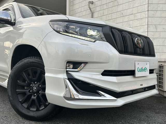 トヨタ ランドクルーザー プラド TX Lパッケージ マットブラED 神奈川県 2023(令5)年 2.4万km ホワイトパールクリスタルシャイン ワンオーナー/サンルーフ/モデリスタエアロ/ルーフレール/純正メーカーナビ【USB/BT/Miracast】/全方位カメラ/デジタルインナーミラー/ミラー一体型前後ドライブレコーダー/トヨタセーフティーセンス/・プリクラッシュセーフティ/・レーンディパーチャーアラート/・ロードサインアシスト/・先行車発進告知機能/・インテリジェントクリアランスソナー/・オートマチックハイビーム/・レーダークルーズコントロール/横滑り防止装置/盗難防止装置/ETC2.0/D＋N席シートヒーター/シートクーラー/電動リアゲート/電動格納サードシート/純正18インチアルミ/純正フロアマット/純正ドアバイザー/取扱説明書/新車時保証書/スペアキー×１
