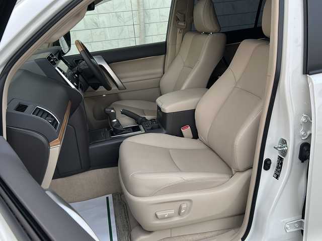 トヨタ ランドクルーザー プラド TX Lパッケージ マットブラED 神奈川県 2023(令5)年 2.4万km ホワイトパールクリスタルシャイン ワンオーナー/サンルーフ/モデリスタエアロ/ルーフレール/純正メーカーナビ【USB/BT/Miracast】/全方位カメラ/デジタルインナーミラー/ミラー一体型前後ドライブレコーダー/トヨタセーフティーセンス/・プリクラッシュセーフティ/・レーンディパーチャーアラート/・ロードサインアシスト/・先行車発進告知機能/・インテリジェントクリアランスソナー/・オートマチックハイビーム/・レーダークルーズコントロール/横滑り防止装置/盗難防止装置/ETC2.0/D＋N席シートヒーター/シートクーラー/電動リアゲート/電動格納サードシート/純正18インチアルミ/純正フロアマット/純正ドアバイザー/取扱説明書/新車時保証書/スペアキー×１