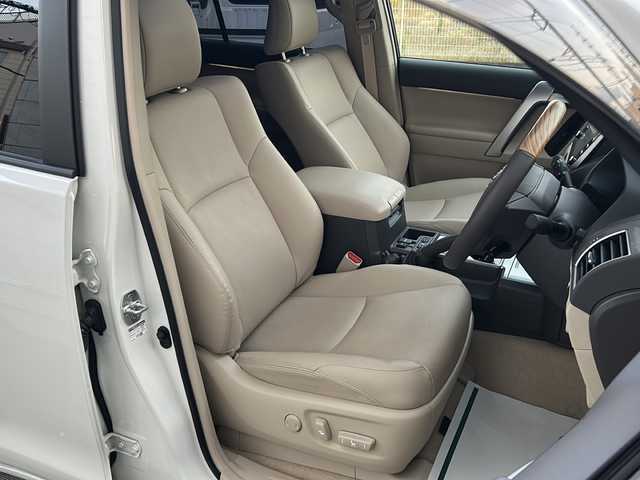 トヨタ ランドクルーザー プラド TX Lパッケージ マットブラED 神奈川県 2023(令5)年 2.4万km ホワイトパールクリスタルシャイン ワンオーナー/サンルーフ/モデリスタエアロ/ルーフレール/純正メーカーナビ【USB/BT/Miracast】/全方位カメラ/デジタルインナーミラー/ミラー一体型前後ドライブレコーダー/トヨタセーフティーセンス/・プリクラッシュセーフティ/・レーンディパーチャーアラート/・ロードサインアシスト/・先行車発進告知機能/・インテリジェントクリアランスソナー/・オートマチックハイビーム/・レーダークルーズコントロール/横滑り防止装置/盗難防止装置/ETC2.0/D＋N席シートヒーター/シートクーラー/電動リアゲート/電動格納サードシート/純正18インチアルミ/純正フロアマット/純正ドアバイザー/取扱説明書/新車時保証書/スペアキー×１