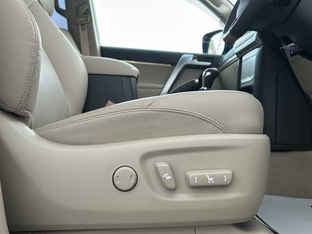 トヨタ ランドクルーザー プラド TX Lパッケージ マットブラED 神奈川県 2023(令5)年 2.4万km ホワイトパールクリスタルシャイン ワンオーナー/サンルーフ/モデリスタエアロ/ルーフレール/純正メーカーナビ【USB/BT/Miracast】/全方位カメラ/デジタルインナーミラー/ミラー一体型前後ドライブレコーダー/トヨタセーフティーセンス/・プリクラッシュセーフティ/・レーンディパーチャーアラート/・ロードサインアシスト/・先行車発進告知機能/・インテリジェントクリアランスソナー/・オートマチックハイビーム/・レーダークルーズコントロール/横滑り防止装置/盗難防止装置/ETC2.0/D＋N席シートヒーター/シートクーラー/電動リアゲート/電動格納サードシート/純正18インチアルミ/純正フロアマット/純正ドアバイザー/取扱説明書/新車時保証書/スペアキー×１