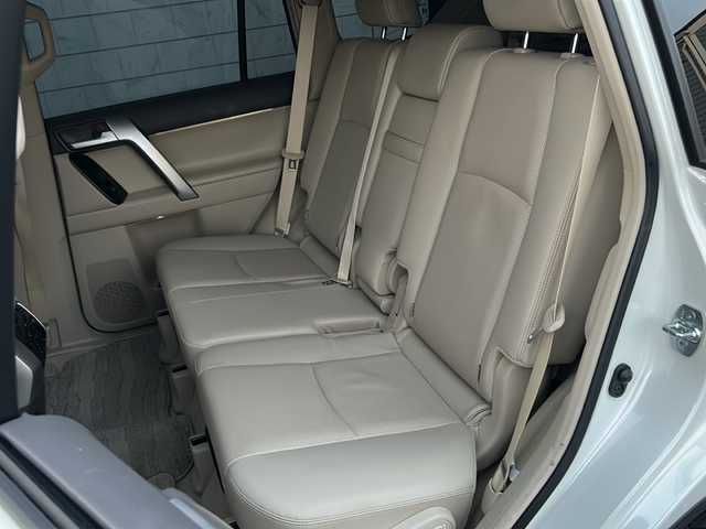 トヨタ ランドクルーザー プラド TX Lパッケージ マットブラED 神奈川県 2023(令5)年 2.4万km ホワイトパールクリスタルシャイン ワンオーナー/サンルーフ/モデリスタエアロ/ルーフレール/純正メーカーナビ【USB/BT/Miracast】/全方位カメラ/デジタルインナーミラー/ミラー一体型前後ドライブレコーダー/トヨタセーフティーセンス/・プリクラッシュセーフティ/・レーンディパーチャーアラート/・ロードサインアシスト/・先行車発進告知機能/・インテリジェントクリアランスソナー/・オートマチックハイビーム/・レーダークルーズコントロール/横滑り防止装置/盗難防止装置/ETC2.0/D＋N席シートヒーター/シートクーラー/電動リアゲート/電動格納サードシート/純正18インチアルミ/純正フロアマット/純正ドアバイザー/取扱説明書/新車時保証書/スペアキー×１