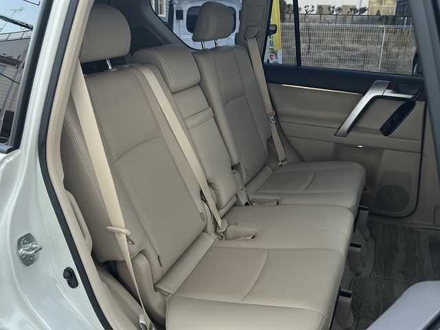 トヨタ ランドクルーザー プラド TX Lパッケージ マットブラED 神奈川県 2023(令5)年 2.4万km ホワイトパールクリスタルシャイン ワンオーナー/サンルーフ/モデリスタエアロ/ルーフレール/純正メーカーナビ【USB/BT/Miracast】/全方位カメラ/デジタルインナーミラー/ミラー一体型前後ドライブレコーダー/トヨタセーフティーセンス/・プリクラッシュセーフティ/・レーンディパーチャーアラート/・ロードサインアシスト/・先行車発進告知機能/・インテリジェントクリアランスソナー/・オートマチックハイビーム/・レーダークルーズコントロール/横滑り防止装置/盗難防止装置/ETC2.0/D＋N席シートヒーター/シートクーラー/電動リアゲート/電動格納サードシート/純正18インチアルミ/純正フロアマット/純正ドアバイザー/取扱説明書/新車時保証書/スペアキー×１