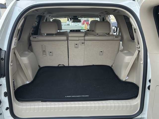 トヨタ ランドクルーザー プラド TX Lパッケージ マットブラED 神奈川県 2023(令5)年 2.4万km ホワイトパールクリスタルシャイン ワンオーナー/サンルーフ/モデリスタエアロ/ルーフレール/純正メーカーナビ【USB/BT/Miracast】/全方位カメラ/デジタルインナーミラー/ミラー一体型前後ドライブレコーダー/トヨタセーフティーセンス/・プリクラッシュセーフティ/・レーンディパーチャーアラート/・ロードサインアシスト/・先行車発進告知機能/・インテリジェントクリアランスソナー/・オートマチックハイビーム/・レーダークルーズコントロール/横滑り防止装置/盗難防止装置/ETC2.0/D＋N席シートヒーター/シートクーラー/電動リアゲート/電動格納サードシート/純正18インチアルミ/純正フロアマット/純正ドアバイザー/取扱説明書/新車時保証書/スペアキー×１