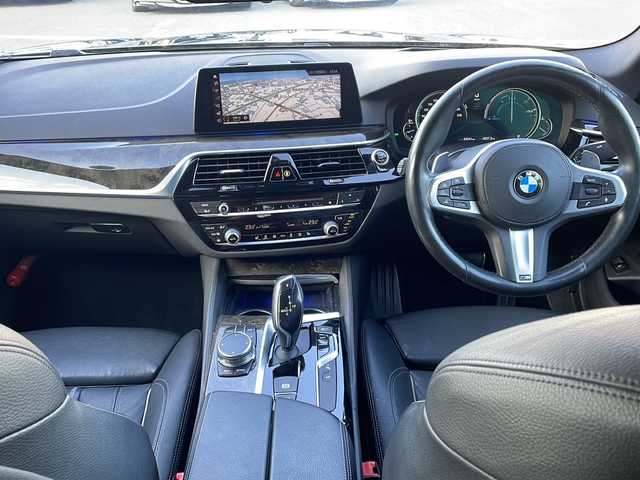 ＢＭＷ ５２３ｄ Mスポーツ 岡山県 2018(平30)年 6.4万km ソフィスト・グレー・ブリリアント・エフェクト 純正メモリナビ/（ラジオ/フルセグ/DISC/USB/BT）/全方位カメラ/サンルーフ/ヘッドアップディスプレイ/オートブレーキホールド/ブラインドスポットモニター/追従式クルーズコントロール/ETC/LEDヘッドライト/合皮シート/前席シートヒーター/前席エアーシート/前席パワーシート/前後コーナーセンサー/置くだけ充電/純正19インチAW/パドルシフト