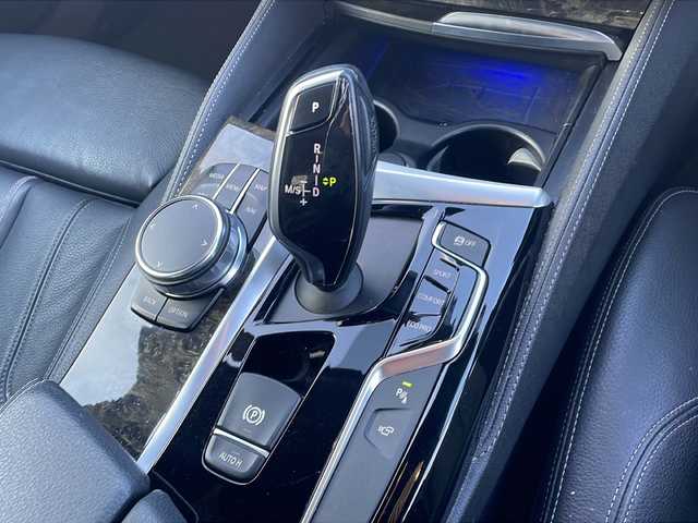 ＢＭＷ ５２３ｄ Mスポーツ 岡山県 2018(平30)年 6.4万km ソフィスト・グレー・ブリリアント・エフェクト 純正メモリナビ/（ラジオ/フルセグ/DISC/USB/BT）/全方位カメラ/サンルーフ/ヘッドアップディスプレイ/オートブレーキホールド/ブラインドスポットモニター/追従式クルーズコントロール/ETC/LEDヘッドライト/合皮シート/前席シートヒーター/前席エアーシート/前席パワーシート/前後コーナーセンサー/置くだけ充電/純正19インチAW/パドルシフト