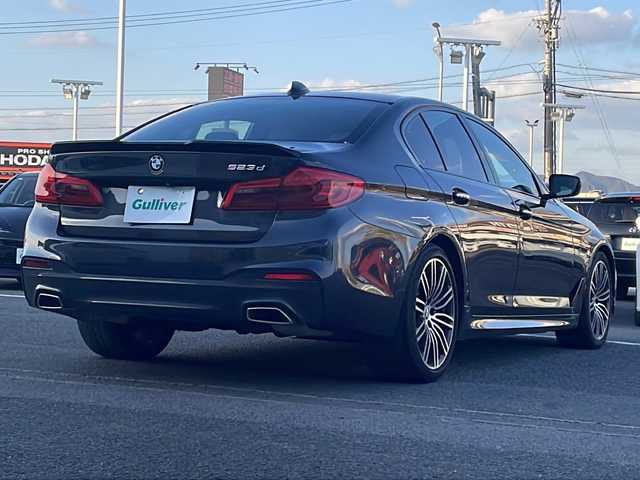 ＢＭＷ ５２３ｄ Mスポーツ 岡山県 2018(平30)年 6.4万km ソフィスト・グレー・ブリリアント・エフェクト 純正メモリナビ/（ラジオ/フルセグ/DISC/USB/BT）/全方位カメラ/サンルーフ/ヘッドアップディスプレイ/オートブレーキホールド/ブラインドスポットモニター/追従式クルーズコントロール/ETC/LEDヘッドライト/合皮シート/前席シートヒーター/前席エアーシート/前席パワーシート/前後コーナーセンサー/置くだけ充電/純正19インチAW/パドルシフト