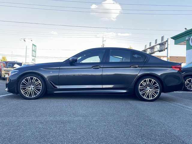 ＢＭＷ ５２３ｄ Mスポーツ 岡山県 2018(平30)年 6.4万km ソフィスト・グレー・ブリリアント・エフェクト 純正メモリナビ/（ラジオ/フルセグ/DISC/USB/BT）/全方位カメラ/サンルーフ/ヘッドアップディスプレイ/オートブレーキホールド/ブラインドスポットモニター/追従式クルーズコントロール/ETC/LEDヘッドライト/合皮シート/前席シートヒーター/前席エアーシート/前席パワーシート/前後コーナーセンサー/置くだけ充電/純正19インチAW/パドルシフト