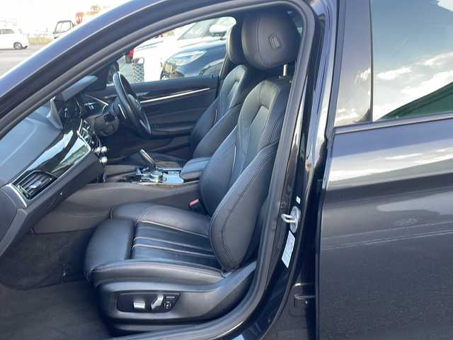 ＢＭＷ ５２３ｄ Mスポーツ 岡山県 2018(平30)年 6.4万km ソフィスト・グレー・ブリリアント・エフェクト 純正メモリナビ/（ラジオ/フルセグ/DISC/USB/BT）/全方位カメラ/サンルーフ/ヘッドアップディスプレイ/オートブレーキホールド/ブラインドスポットモニター/追従式クルーズコントロール/ETC/LEDヘッドライト/合皮シート/前席シートヒーター/前席エアーシート/前席パワーシート/前後コーナーセンサー/置くだけ充電/純正19インチAW/パドルシフト