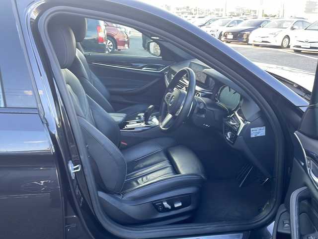 ＢＭＷ ５２３ｄ Mスポーツ 岡山県 2018(平30)年 6.4万km ソフィスト・グレー・ブリリアント・エフェクト 純正メモリナビ/（ラジオ/フルセグ/DISC/USB/BT）/全方位カメラ/サンルーフ/ヘッドアップディスプレイ/オートブレーキホールド/ブラインドスポットモニター/追従式クルーズコントロール/ETC/LEDヘッドライト/合皮シート/前席シートヒーター/前席エアーシート/前席パワーシート/前後コーナーセンサー/置くだけ充電/純正19インチAW/パドルシフト