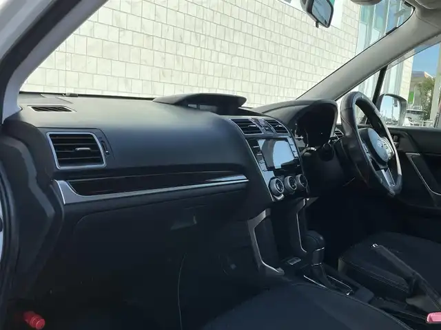 スバル フォレスター S－リミテッド 宮崎県 2016(平28)年 8.7万km クリスタルホワイトP ワンオーナー/純正ナビ「CN-LR710D」/(AM.FM.Bluetooth.DVD.CD)/バックカメラ/ETC/4WD/レーダークルーズコントロール/パドルシフト/パワーバックドア/パワーシート/シートヒーター/オートライト/オートマチックハイビーム/電格ミラー/衝突軽減ブレーキ/レーンキープアシスト/スマートキー/スペアーキー