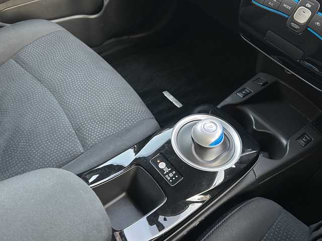 日産 リーフ X サンクスエディション 愛知県 2016(平28)年 1.7万km ブリリアントホワイトパール ワンオーナー/純正ナビ/フルセグTV・Bluetooth・USB・DVD・CD・FM・AM/バックカメラ/ステアリングヒーター/純正スポイラー(フロント・リア)/純正プロテクター(フロント・サイドシル・コーナー)/シートヒーター/充電コネクタロックスイッチ/即充電スイッチ/クルーズコントロール/LEDヘッドライト(オートライト)/フォグランプ/ビルトインETC/スマートキー/プッシュスタート/充電ケーブル車内積み込み/純正フロアマット/純正ドアバイザー/保証書/取扱説明書/ディーラー整備記録簿（H29.R1.R3.R5）/スペアキー