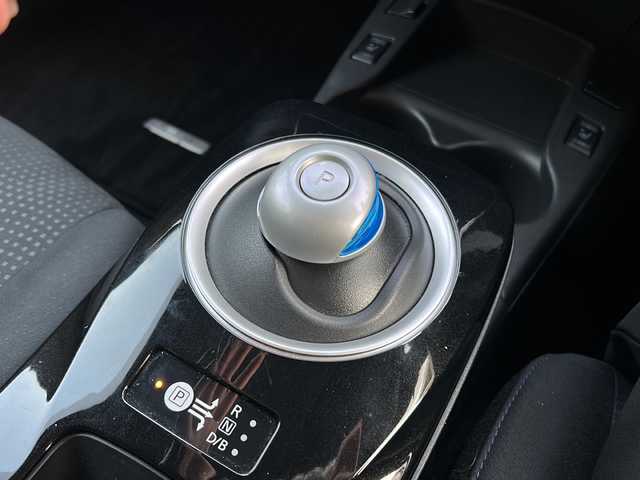 日産 リーフ X サンクスエディション 愛知県 2016(平28)年 1.7万km ブリリアントホワイトパール ワンオーナー/純正ナビ/フルセグTV・Bluetooth・USB・DVD・CD・FM・AM/バックカメラ/ステアリングヒーター/純正スポイラー(フロント・リア)/純正プロテクター(フロント・サイドシル・コーナー)/シートヒーター/充電コネクタロックスイッチ/即充電スイッチ/クルーズコントロール/LEDヘッドライト(オートライト)/フォグランプ/ビルトインETC/スマートキー/プッシュスタート/充電ケーブル車内積み込み/純正フロアマット/純正ドアバイザー/保証書/取扱説明書/ディーラー整備記録簿（H29.R1.R3.R5）/スペアキー