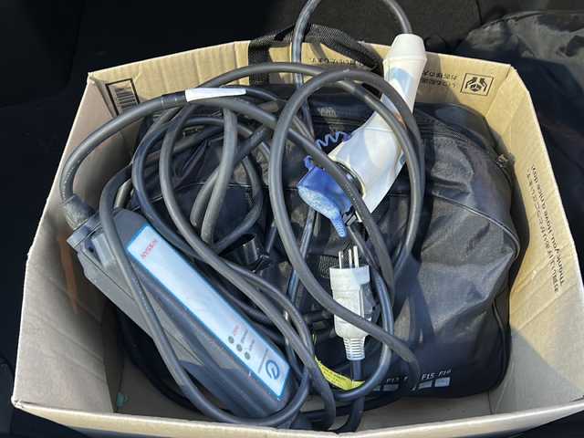 日産 リーフ X サンクスエディション 愛知県 2016(平28)年 1.7万km ブリリアントホワイトパール ワンオーナー/純正ナビ/フルセグTV・Bluetooth・USB・DVD・CD・FM・AM/バックカメラ/ステアリングヒーター/純正スポイラー(フロント・リア)/純正プロテクター(フロント・サイドシル・コーナー)/シートヒーター/充電コネクタロックスイッチ/即充電スイッチ/クルーズコントロール/LEDヘッドライト(オートライト)/フォグランプ/ビルトインETC/スマートキー/プッシュスタート/充電ケーブル車内積み込み/純正フロアマット/純正ドアバイザー/保証書/取扱説明書/ディーラー整備記録簿（H29.R1.R3.R5）/スペアキー