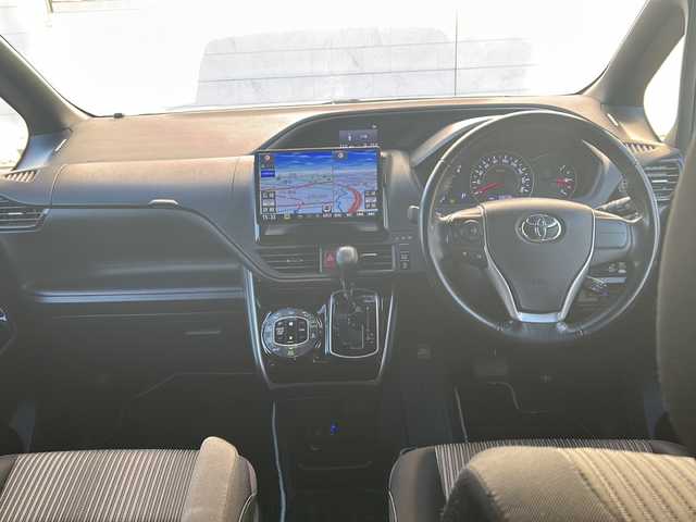 トヨタ ヴォクシー ZS 煌Ⅱ 埼玉県 2020(令2)年 5.9万km ホワイトパールクリスタルシャイン 社外ナビ (Panasonic)/(AM/FM/SD/iPod/USB/Bluetooth/ブルーレイ/HDMI)/バックカメラ /ETC /ドラレコ/ワンオーナー　/両側パワースライドドア　/スマートキー　/スペアキー1本 /イモビライザー　/フリップダウンモニター　(pioneer TUM-FW1300)/ステアリングスイッチ　/クルコン　/レーンキープアシスト　/プリクラッシュセーフティー/純正フロア/プッシュスタート/アイドリングストップ/LEDライト/電格ミラー/TRC/サンシェード/オートライト/オートハイビーム/3列シート/純正AW16インチ/ABS/サンシェード/保証書/取扱説明書