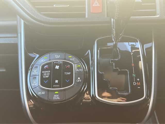 トヨタ ヴォクシー ZS 煌Ⅱ 埼玉県 2020(令2)年 5.9万km ホワイトパールクリスタルシャイン 社外ナビ (Panasonic)/(AM/FM/SD/iPod/USB/Bluetooth/ブルーレイ/HDMI)/バックカメラ /ETC /ドラレコ/ワンオーナー　/両側パワースライドドア　/スマートキー　/スペアキー1本 /イモビライザー　/フリップダウンモニター　(pioneer TUM-FW1300)/ステアリングスイッチ　/クルコン　/レーンキープアシスト　/プリクラッシュセーフティー/純正フロア/プッシュスタート/アイドリングストップ/LEDライト/電格ミラー/TRC/サンシェード/オートライト/オートハイビーム/3列シート/純正AW16インチ/ABS/サンシェード/保証書/取扱説明書