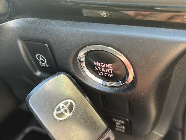 トヨタ ヴォクシー ZS 煌Ⅱ 埼玉県 2020(令2)年 5.9万km ホワイトパールクリスタルシャイン 社外ナビ (Panasonic)/(AM/FM/SD/iPod/USB/Bluetooth/ブルーレイ/HDMI)/バックカメラ /ETC /ドラレコ/ワンオーナー　/両側パワースライドドア　/スマートキー　/スペアキー1本 /イモビライザー　/フリップダウンモニター　(pioneer TUM-FW1300)/ステアリングスイッチ　/クルコン　/レーンキープアシスト　/プリクラッシュセーフティー/純正フロア/プッシュスタート/アイドリングストップ/LEDライト/電格ミラー/TRC/サンシェード/オートライト/オートハイビーム/3列シート/純正AW16インチ/ABS/サンシェード/保証書/取扱説明書