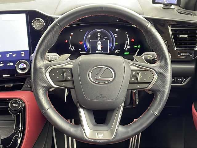レクサス ＮＸ 350h Fスポーツ 愛知県 2022(令4)年 2.2万km ホワイトノーヴァガラスフレーク ワンオーナー/純正14インチナビ/【Bluetooth/フルセグTV/USB/Apple Carplay】/パノラマルーフ/三眼LEDヘッドライト/パノラミックビューモニター/衝突被害軽減ブレーキ/コーナーセンサー/ブラインドスポットモニター/レーンアシスト/レーダークルーズコントロール/ヘッドアップディスプレイ/パーキングアシスト/パドルシフト/ステアリングヒーター/本革シート/ポジションメモリーシート/パワーシート/ベンチレーション（D/N）/シートヒーター（D/N）/電動リアゲート/デジタルインナーミラー/前後ドライブレコーダー/ETC2.0/プッシュスタート/スマートキー/カードキー/スペアキー/オートマチックハイビーム/電動格納ミラー/純正20インチアルミホイール/ルーフレール/プロジェクションカーテシイルミ