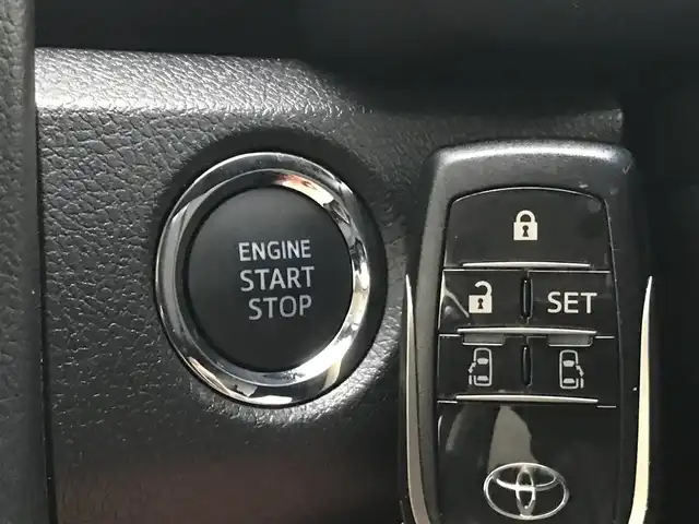 トヨタ グランエース G 富山県 2020(令2)年 2.2万km グレーメタリック 純正8型ディスプレイオーディオ/フルセグTV/両側パワースライドドア/パノラミックビューモニター/ドライブレコーダー/純正12型後席ディスプレイ/レーダークルーズコントロール/クリアランスソナー/セーフティセンス/・衝突被害軽減ブレーキ/・車線逸脱防止支援/・オートマチックハイビーム/・標識認識/ブラインドスポットモニター/デジタルインナーミラー/LEDヘッドランプ/デュアルオートエアコン/木目調/革巻きコンビステアリング/純正OPブラック革シート/前席パワーシート/シートヒーター/2列目エグゼクティブパワーシート/2列目パワーリクライニング/オットマン/2列目シートヒーター/3列目リラックスキャプテンシート/純正17インチアルミホイール/スマートキー/プッシュエンジンスタート/禁煙車