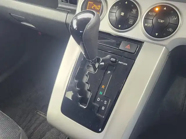 トヨタ カローラ ルミオン 1．5G 愛知県 2009(平21)年 12.7万km ブラックマイカ ・ワンオーナー/・純正CD AM FMオーディオ/・ヘッドライトレベライザー/・シートリフター/・ウィンカーミラー/・純正フロアマット/・純正ドアバイザー/・ツイータ/・オートエアコン/・保証書/・取扱説明書/・電動格納ミラー