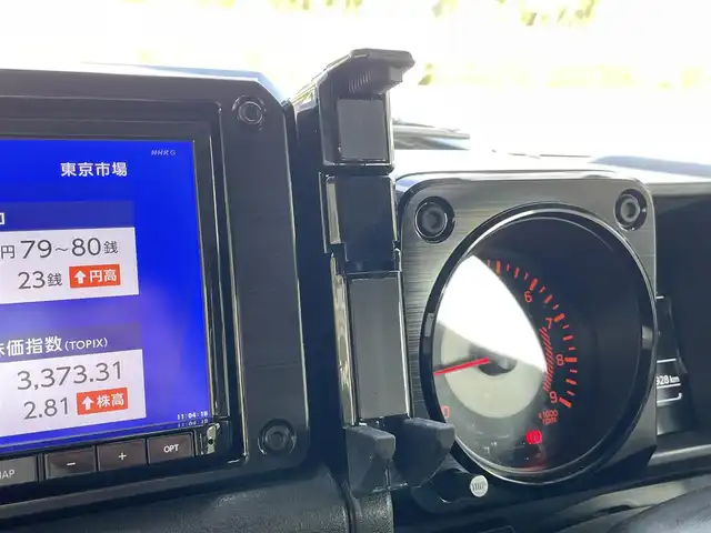 スズキ ジムニー XC 兵庫県 2023(令5)年 2万km シフォンアイボリーM /純正8インチメモリーナビ（CN-HZ885）//地デジ/DVD/BT//ステアリングリモコン//ビルトインETC//オートLEDヘッドランプ//スマートキー//前席シートヒーター//クルーズコントロール//R6/7年ディーラー点検記録簿//デュアルセンサーブレーキサポート//車線逸脱警報//標識認識機能//ハイビームアシスト