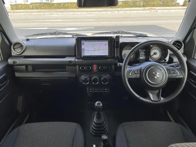 スズキ ジムニー XC 兵庫県 2023(令5)年 2万km シフォンアイボリーM /純正8インチメモリーナビ（CN-HZ885）//地デジ/DVD/BT//ステアリングリモコン//ビルトインETC//オートLEDヘッドランプ//スマートキー//前席シートヒーター//クルーズコントロール//R6/7年ディーラー点検記録簿//デュアルセンサーブレーキサポート//車線逸脱警報//標識認識機能//ハイビームアシスト