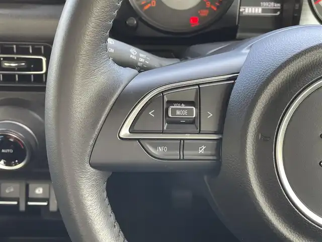 スズキ ジムニー XC 兵庫県 2023(令5)年 2万km シフォンアイボリーM /純正8インチメモリーナビ（CN-HZ885）//地デジ/DVD/BT//ステアリングリモコン//ビルトインETC//オートLEDヘッドランプ//スマートキー//前席シートヒーター//クルーズコントロール//R6/7年ディーラー点検記録簿//デュアルセンサーブレーキサポート//車線逸脱警報//標識認識機能//ハイビームアシスト