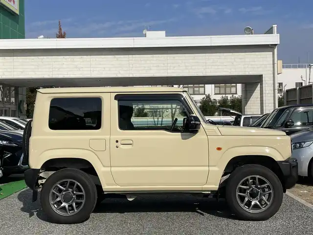 スズキ ジムニー XC 兵庫県 2023(令5)年 2万km シフォンアイボリーM /純正8インチメモリーナビ（CN-HZ885）//地デジ/DVD/BT//ステアリングリモコン//ビルトインETC//オートLEDヘッドランプ//スマートキー//前席シートヒーター//クルーズコントロール//R6/7年ディーラー点検記録簿//デュアルセンサーブレーキサポート//車線逸脱警報//標識認識機能//ハイビームアシスト