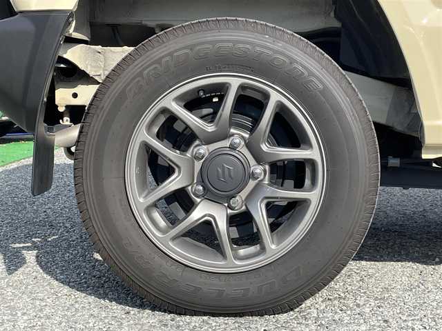 スズキ ジムニー XC 兵庫県 2023(令5)年 2万km シフォンアイボリーM /純正8インチメモリーナビ（CN-HZ885）//地デジ/DVD/BT//ステアリングリモコン//ビルトインETC//オートLEDヘッドランプ//スマートキー//前席シートヒーター//クルーズコントロール//R6/7年ディーラー点検記録簿//デュアルセンサーブレーキサポート//車線逸脱警報//標識認識機能//ハイビームアシスト