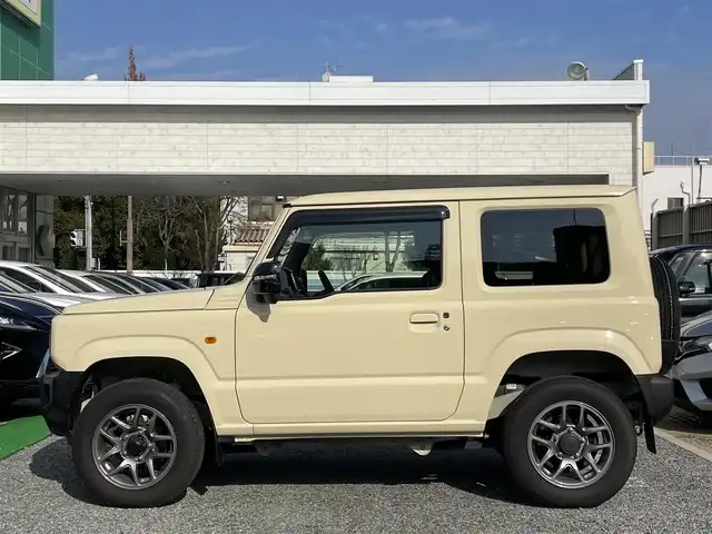 スズキ ジムニー XC 兵庫県 2023(令5)年 2万km シフォンアイボリーM /純正8インチメモリーナビ（CN-HZ885）//地デジ/DVD/BT//ステアリングリモコン//ビルトインETC//オートLEDヘッドランプ//スマートキー//前席シートヒーター//クルーズコントロール//R6/7年ディーラー点検記録簿//デュアルセンサーブレーキサポート//車線逸脱警報//標識認識機能//ハイビームアシスト