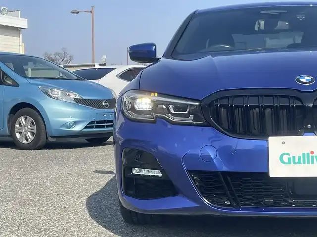 ＢＭＷ ＢＭＷ ３１８ｉ Mスポーツ 兵庫県 2021(令3)年 3.2万km 青Ｍ ・カラーコードC31 ポルティマオブルー/・純正ナビ/・BT/USB/・ドライブレコーダー/・パノラマビューモニター/・ワイヤレスチャージング/・パワートランク/・ミラー一体型ETC/・純正ドライブレコーダー/・アンビエントライト/・純正18インチAW/・オートLEDヘッドランプ/・LEDフォグランプ/・LEDリヤフォグランプ/・ハイビームアシスト/・アダプティブクルーズコントロール/・正面衝突警告/・側面衝突警告/・車線逸脱警告/・車検変更警告/・パークディスタンスコントロール/・パーキングアシスト/・交差点警告