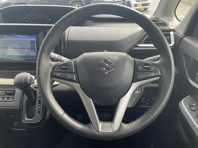 スズキ ソリオ HV MZ 和歌山県 2023(令5)年 1.7万km メロウディープレッドパール 純正8インチナビ/（BT/CD/DVD/USB)/フルセグTV/バックカメラ/衝突被害軽減ブレーキ/横滑り防止/レーンキープアシスト/オートライト/レーダークルーズコントロール/後方コーナーセンサー/ビルトインETC/両側パワスラ/前席シートヒーター/ヘッドアップディスプレイ/ステアリングリモコン/LEDヘッドライト/フォグランプ/純正15インチアルミ/純正フロアマット/プッシュスタート/電格ミラー