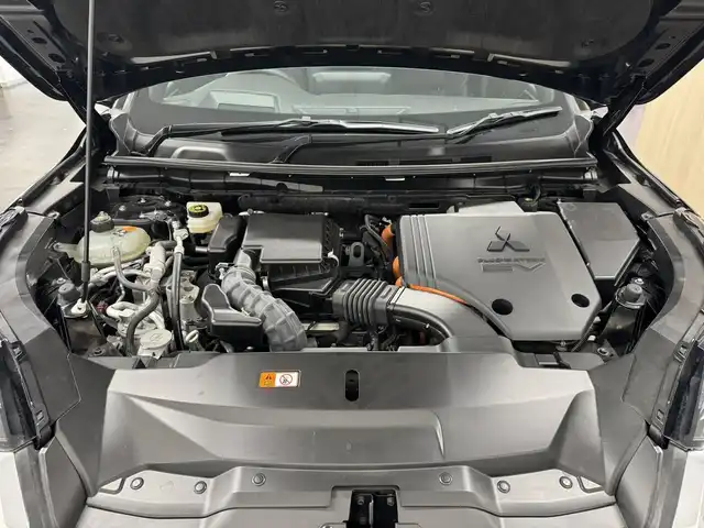 三菱 アウトランダー ＰＨＥＶ P 三重県 2022(令4)年 0.6万km アメジストブラック プラグインハイブリッド/4WD/フロアCVT/9インチナビ/（AM/FM/TV/USB/iPod/Bluetooth/CarPlay/AndroidAuto）/マルチアラウンドモニター（移動物検知機能付）/BOSEプレミアムサウンドシステム（9スピーカー）/ビルトイン ETC2.0/e-Assist/・衝突被害軽減ブレーキ（FCM）/・踏み間違い衝突防止アシスト（EAPM）/・車線逸脱警報（LDW）＆逸脱防止支援（LDP）/・ふらつき警報（DAA）/・前方衝突予測警報（PFCW）/・MI-PILOT（レーダークルコン）/・標識認識システム（TSR）/・後側方衝突被害防止支援システム（ABSA）/・後側方車両検知警報（レーンチェンジアシスト機能付）（BSW/LCA）/・後退時車両検知警報（RCTA）/●パーキングセンサー/●ヒルディセントコントロール/など/装備/・セミアニリン本革シート（ブラック×サドルタン）/・シートヒーター（D/N/2nd左右）/・10wayメモリーパワーシート（D/N）/・HUD/・パワーバックドア/・左右＆後席独立オートエアコン/・100V AC電源（1500W）/・V2H用 DC電源（10kW）/・アダプティブLEDヘッドライト（ALH）/・ワイヤレス充電器/・20AW/など