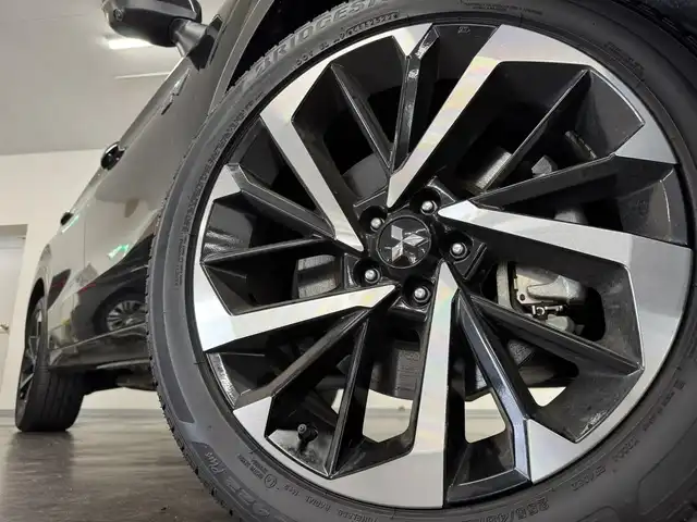 三菱 アウトランダー ＰＨＥＶ P 三重県 2022(令4)年 0.6万km アメジストブラック プラグインハイブリッド/4WD/フロアCVT/9インチナビ/（AM/FM/TV/USB/iPod/Bluetooth/CarPlay/AndroidAuto）/マルチアラウンドモニター（移動物検知機能付）/BOSEプレミアムサウンドシステム（9スピーカー）/ビルトイン ETC2.0/e-Assist/・衝突被害軽減ブレーキ（FCM）/・踏み間違い衝突防止アシスト（EAPM）/・車線逸脱警報（LDW）＆逸脱防止支援（LDP）/・ふらつき警報（DAA）/・前方衝突予測警報（PFCW）/・MI-PILOT（レーダークルコン）/・標識認識システム（TSR）/・後側方衝突被害防止支援システム（ABSA）/・後側方車両検知警報（レーンチェンジアシスト機能付）（BSW/LCA）/・後退時車両検知警報（RCTA）/●パーキングセンサー/●ヒルディセントコントロール/など/装備/・セミアニリン本革シート（ブラック×サドルタン）/・シートヒーター（D/N/2nd左右）/・10wayメモリーパワーシート（D/N）/・HUD/・パワーバックドア/・左右＆後席独立オートエアコン/・100V AC電源（1500W）/・V2H用 DC電源（10kW）/・アダプティブLEDヘッドライト（ALH）/・ワイヤレス充電器/・20AW/など