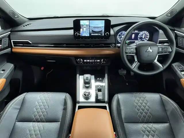 三菱 アウトランダー ＰＨＥＶ P 三重県 2022(令4)年 0.6万km アメジストブラック プラグインハイブリッド/4WD/フロアCVT/9インチナビ/（AM/FM/TV/USB/iPod/Bluetooth/CarPlay/AndroidAuto）/マルチアラウンドモニター（移動物検知機能付）/BOSEプレミアムサウンドシステム（9スピーカー）/ビルトイン ETC2.0/e-Assist/・衝突被害軽減ブレーキ（FCM）/・踏み間違い衝突防止アシスト（EAPM）/・車線逸脱警報（LDW）＆逸脱防止支援（LDP）/・ふらつき警報（DAA）/・前方衝突予測警報（PFCW）/・MI-PILOT（レーダークルコン）/・標識認識システム（TSR）/・後側方衝突被害防止支援システム（ABSA）/・後側方車両検知警報（レーンチェンジアシスト機能付）（BSW/LCA）/・後退時車両検知警報（RCTA）/●パーキングセンサー/●ヒルディセントコントロール/など/装備/・セミアニリン本革シート（ブラック×サドルタン）/・シートヒーター（D/N/2nd左右）/・10wayメモリーパワーシート（D/N）/・HUD/・パワーバックドア/・左右＆後席独立オートエアコン/・100V AC電源（1500W）/・V2H用 DC電源（10kW）/・アダプティブLEDヘッドライト（ALH）/・ワイヤレス充電器/・20AW/など