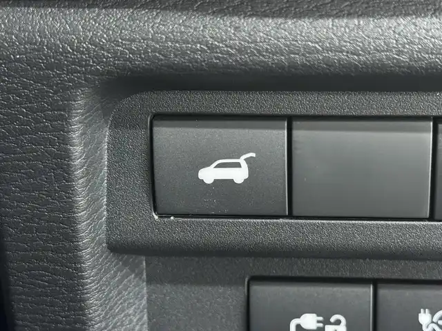 三菱 アウトランダー ＰＨＥＶ P 三重県 2022(令4)年 0.6万km アメジストブラック プラグインハイブリッド/4WD/フロアCVT/9インチナビ/（AM/FM/TV/USB/iPod/Bluetooth/CarPlay/AndroidAuto）/マルチアラウンドモニター（移動物検知機能付）/BOSEプレミアムサウンドシステム（9スピーカー）/ビルトイン ETC2.0/e-Assist/・衝突被害軽減ブレーキ（FCM）/・踏み間違い衝突防止アシスト（EAPM）/・車線逸脱警報（LDW）＆逸脱防止支援（LDP）/・ふらつき警報（DAA）/・前方衝突予測警報（PFCW）/・MI-PILOT（レーダークルコン）/・標識認識システム（TSR）/・後側方衝突被害防止支援システム（ABSA）/・後側方車両検知警報（レーンチェンジアシスト機能付）（BSW/LCA）/・後退時車両検知警報（RCTA）/●パーキングセンサー/●ヒルディセントコントロール/など/装備/・セミアニリン本革シート（ブラック×サドルタン）/・シートヒーター（D/N/2nd左右）/・10wayメモリーパワーシート（D/N）/・HUD/・パワーバックドア/・左右＆後席独立オートエアコン/・100V AC電源（1500W）/・V2H用 DC電源（10kW）/・アダプティブLEDヘッドライト（ALH）/・ワイヤレス充電器/・20AW/など