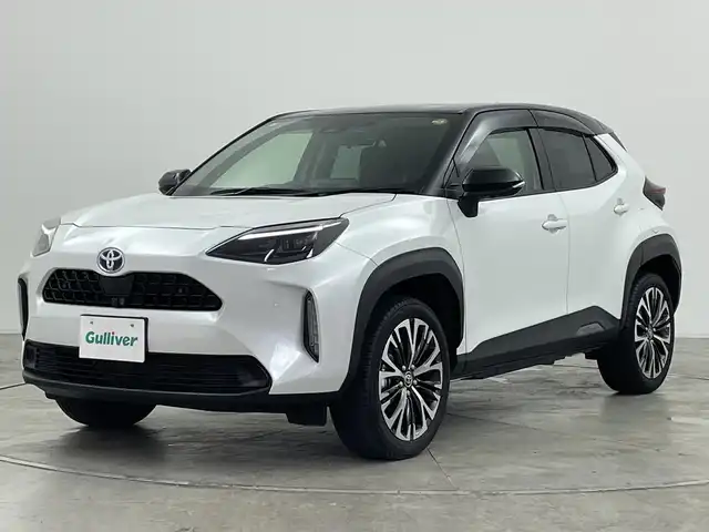 トヨタ ヤリスクロス ハイブリッド Z 群馬県 2023(令5)年 0.7万km ブラックマイカ/プラチナホワイトパールマイカ 純正８型ディスプレイオーディオ　全周囲カメラ　アダプティブクルーズコントロール　オートハイビーム　シートヒーター　ブラインドスポットモニター　ステアリングヒーター　レザーステアリング　禁煙車