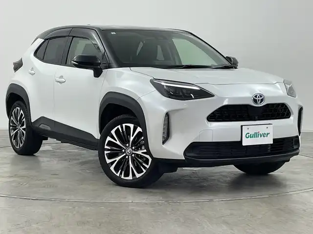 トヨタ ヤリスクロス ハイブリッド Z 群馬県 2023(令5)年 0.7万km ブラックマイカ/プラチナホワイトパールマイカ 純正８型ディスプレイオーディオ　全周囲カメラ　アダプティブクルーズコントロール　オートハイビーム　シートヒーター　ブラインドスポットモニター　ステアリングヒーター　レザーステアリング　禁煙車