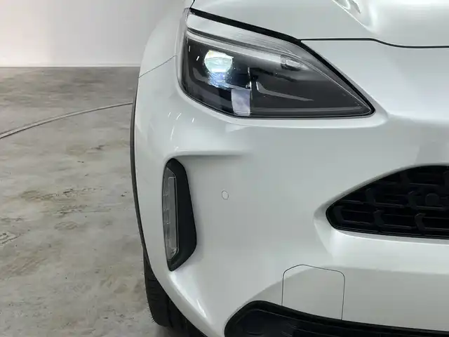 トヨタ ヤリスクロス ハイブリッド Z 群馬県 2023(令5)年 0.7万km ブラックマイカ/プラチナホワイトパールマイカ 純正８型ディスプレイオーディオ　全周囲カメラ　アダプティブクルーズコントロール　オートハイビーム　シートヒーター　ブラインドスポットモニター　ステアリングヒーター　レザーステアリング　禁煙車