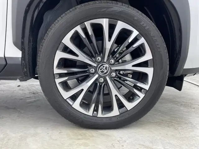 トヨタ ヤリスクロス ハイブリッド Z 群馬県 2023(令5)年 0.7万km ブラックマイカ/プラチナホワイトパールマイカ 純正８型ディスプレイオーディオ　全周囲カメラ　アダプティブクルーズコントロール　オートハイビーム　シートヒーター　ブラインドスポットモニター　ステアリングヒーター　レザーステアリング　禁煙車