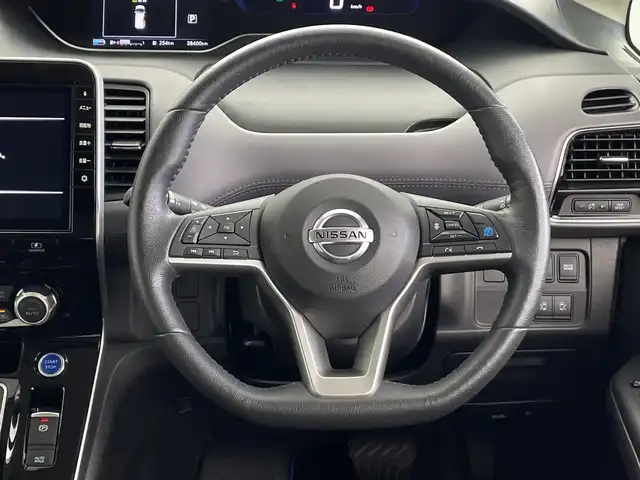 日産 セレナ e－パワー ハイウェイスター V 鹿児島県 2020(令2)年 3.9万km ブリリアントホワイトパール 純正9インチナビ/（AM/FM/CD/DVD/Bluetooth)/フルセグTV/アラウンドビューモニター/フリップダウンモニター/プロパイロット/両側パワースライドドア/ハンズフリーオートスライド/前席シートヒーター/ステアリングヒーター/ステアリングリモコン/横滑り防止/衝突被害軽減ブレーキ/クルーズコントロール/レーンキープアシスト/オートライト/前後コーナーセンサー/LEDヘッドライト/フォグランプ/フロアマット/純正15インチアルミ/プッシュスタート
