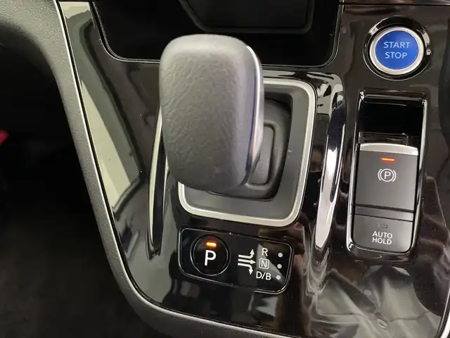日産 セレナ e－パワー ハイウェイスター V 鹿児島県 2020(令2)年 3.9万km ブリリアントホワイトパール 純正9インチナビ/（AM/FM/CD/DVD/Bluetooth)/フルセグTV/アラウンドビューモニター/フリップダウンモニター/プロパイロット/両側パワースライドドア/ハンズフリーオートスライド/前席シートヒーター/ステアリングヒーター/ステアリングリモコン/横滑り防止/衝突被害軽減ブレーキ/クルーズコントロール/レーンキープアシスト/オートライト/前後コーナーセンサー/LEDヘッドライト/フォグランプ/フロアマット/純正15インチアルミ/プッシュスタート